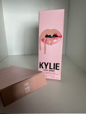 Kylie Cosmetics Lip Kit in Shade 700 Bare